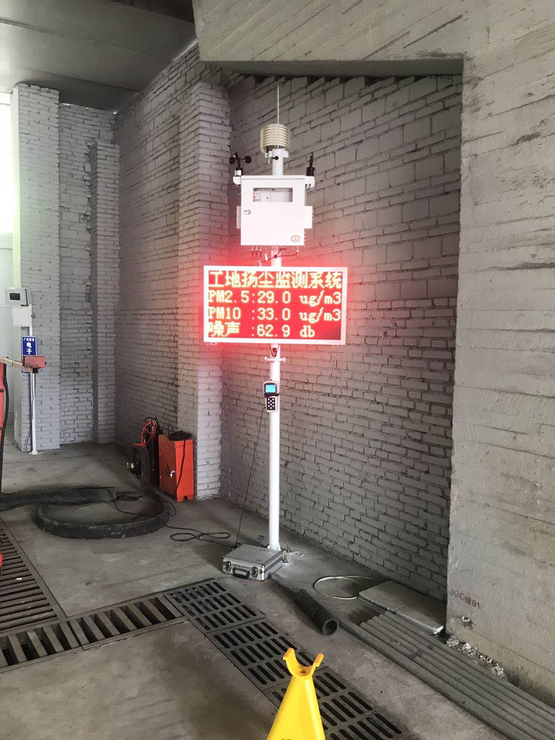 广州十三号线西场站扬尘噪声监测设备安装案例